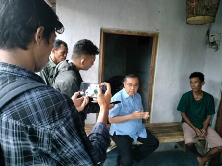 Ke Jombang, Wakil Ketua Komisi IX DPR RI Sambangi Keluarga PMI yang Sakit di Malaysia Foto BeritaJatim.com