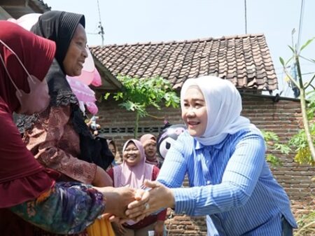 Istri Cabup Jombang Warsubi Berkiprah dalam Pemberdayaan Perempuan di Mojokrapak Foto BeritaJatim.com