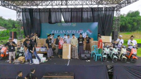 Jalan Sehat 1 Abad Ponpes Al Falah Kediri: Wujud Syukur dan Khidmah Foto BeritaJatim.com