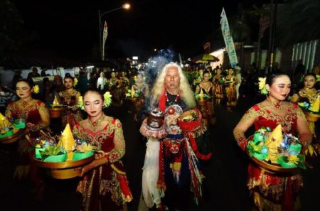 Indahnya Pelangi Tradisi dan Budaya di Festival Kuwung Banyuwangi Foto BeritaJatim.com