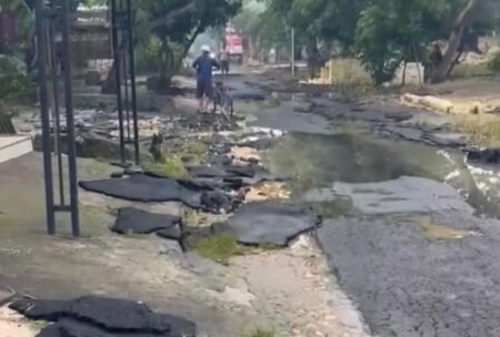 Viral, Jalan Aspal di Parengan Tuban Mengelupas Kena Banjir Foto BeritaJatim.com