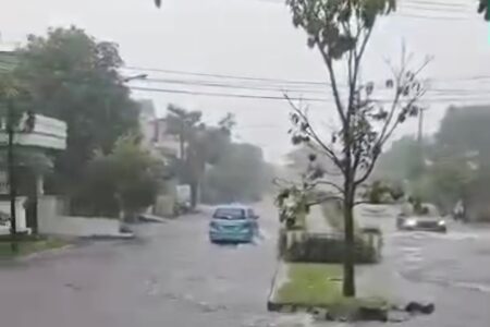 Banjir Landa Kawasan Waru Kabupaten Sidoarjo Foto BeritaJatim.com
