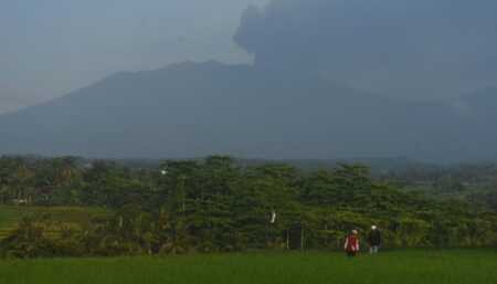 Pemkab Banyuwangi Siapkan Langkah Mitigasi Pasca Erupsi Gunung Raung Foto BeritaJatim.com