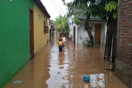 Warga Winongan Kidul Pasuruan Keluhkan Gatal-gatal Pasca Banjir, Minta Bantuan Obat-obatan Foto BeritaJatim.com
