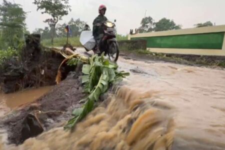 Banjir Bikin Jembatan Penghubung Antar Desa di Pasuruan Ambrol, Akses Warga Terputus Foto BeritaJatim.com