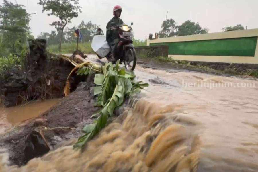 Banjir Bikin Jembatan Penghubung Antar Desa di Pasuruan Ambrol, Akses Warga Terputus Foto BeritaJatim.com