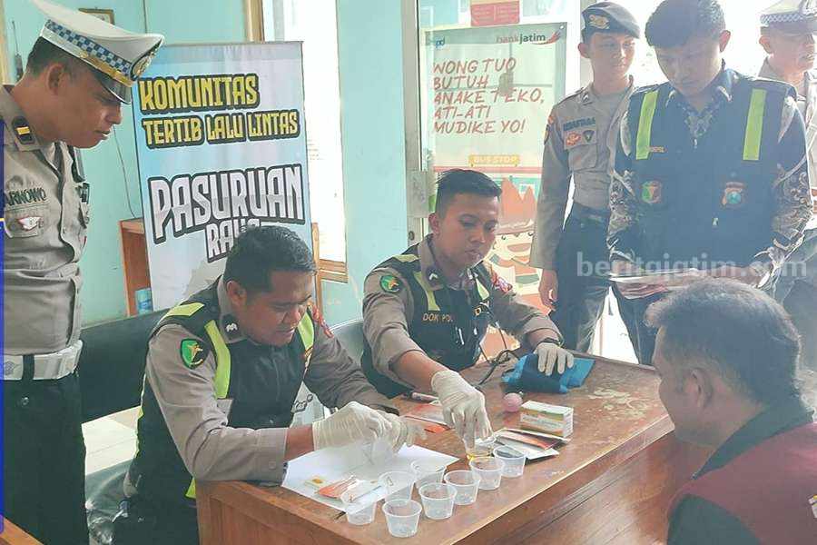 Razia Urine Polres Pasuruan Kota Jelang Nataru, Sopir Travel Positif Sabu Foto BeritaJatim.com