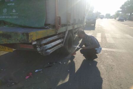 Pengendara Motor Tabrak Truk Parkir di Probolinggo, Nyawa Melayang Foto BeritaJatim.com