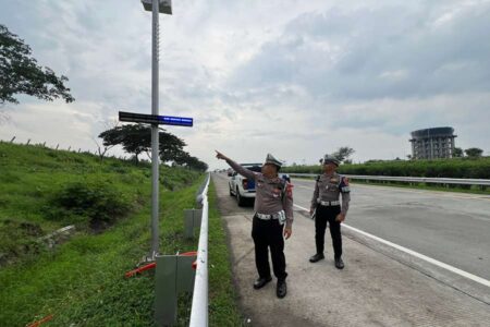 Tingkatkan Keamanan, 10 Lampu Strobo Terpasang di Tol Gempas dan Paspro Foto BeritaJatim.com