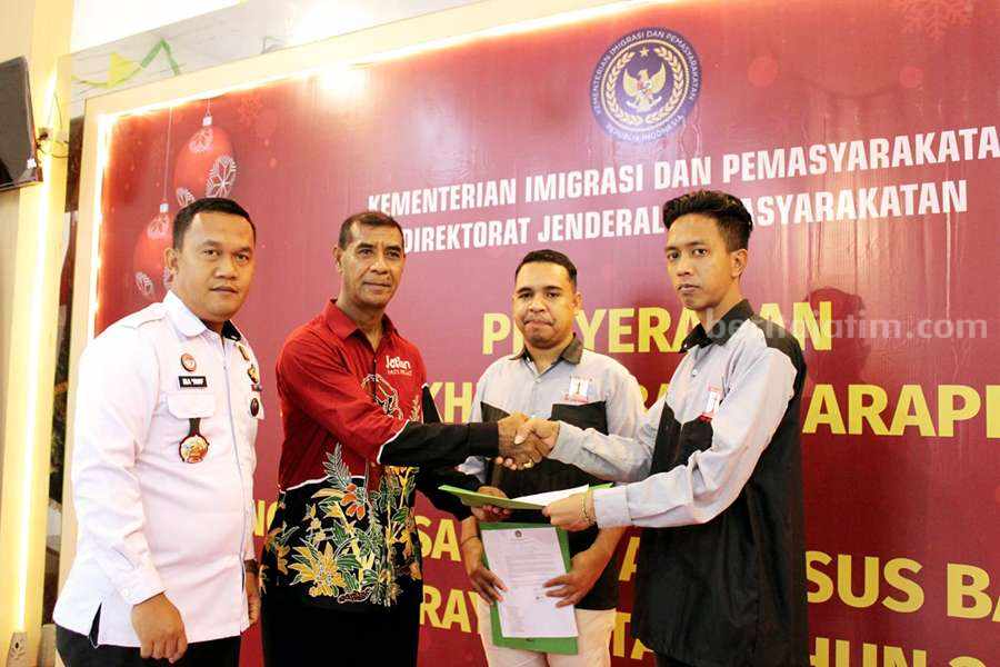 Harapan Baru, 13 Warga Binaan Lapas Pasuruan Dapat Remisi Natal Foto BeritaJatim.com