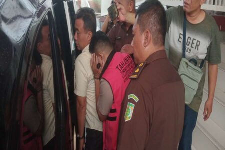 Pelaku Penggelapan Dana PKBM Pasuruan Dilimpahkan ke Pengadilan Tipikor Foto BeritaJatim.com