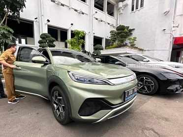 DPRD Surabaya Peringatkan Wali Kota Eri Cahyadi Soal Sewa Mobil Listrik BYD Foto BeritaJatim.com