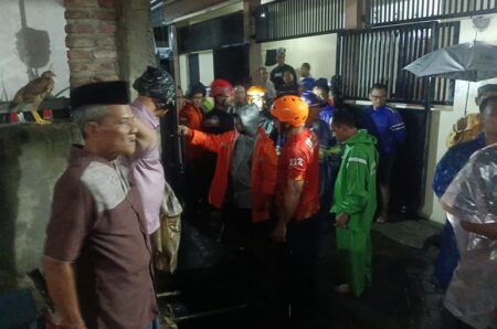 Pencarian Hari Kedua, Bocah Wiyung Terseret Arus Air Selokan Belum Ketemu Foto BeritaJatim.com