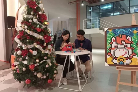 Dosen Ciputra Kreasikan Sampah Jadi Karya Seni Jelang Natal 2024, Ini Pesannya Foto BeritaJatim.com