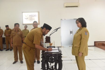Pj Wali Kota Kediri Lantik dan Ambil Sumpah 6 Orang Pejabat Fungsional Foto BeritaJatim.com