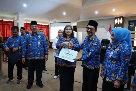 Pj Wali Kota Kediri Serahkan SK Pensiun PNS TMT Februari Sampai Mei 2025 Foto BeritaJatim.com
