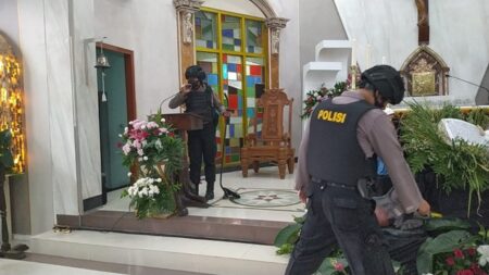 Pakai Metal Detector, Polres Tuban Sterilisasi Gereja Foto BeritaJatim.com