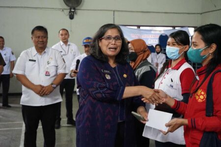 Pj Wali Kota Kediri Salurkan BLT DBHCHT Untuk Buruh Pabrik Rokok Susulan Foto BeritaJatim.com