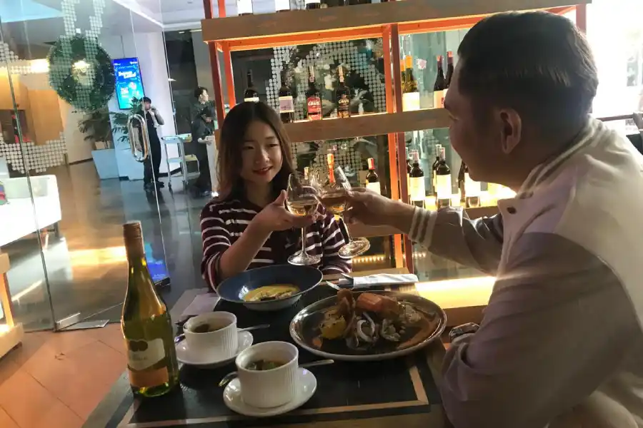 Artotel TS Suites Surabaya Hadirkan Promo Natal Spesial di One Deck Gastropub Foto BeritaJatim.com
