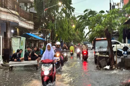 Hujan Deras Guyur Surabaya, Sejumlah Kawasan Tergenang Banjir Foto BeritaJatim.com