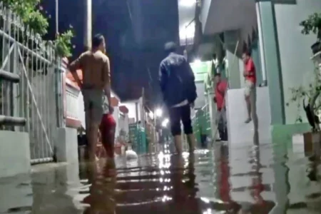 Banjir Rob Rendam 2 Kampung di Bangkalan, 2.000 Warga Terdampak Foto BeritaJatim.com