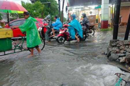 Pasang Air Laut Perparah Banjir di Surabaya, BMKG Ingatkan Ada Rob Foto BeritaJatim.com