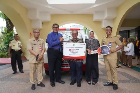 Bank Jatim Serahkan Bantuan Ambulans ke RSUD Haji Jawa Timur Foto BeritaJatim.com