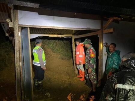 Niat Ingin Alirkan Genangan Air, Warga Pakis Baru Meninggal Tertimbun Longsor Foto BeritaJatim.com