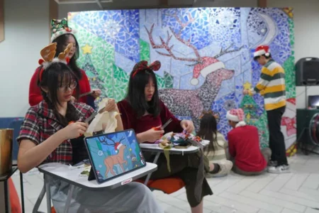 Mahasiswa Ubaya West Campus Ciptakan Mozaik Natal dari Limbah Kain Foto BeritaJatim.com