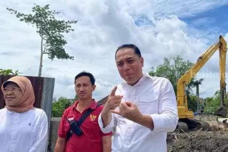 Wali Kota Surabaya Tinjau Bozem Simo Jebol, 2025 Fokus Atasi Banjir Foto BeritaJatim.com