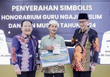 Bupati Hendy Serahkan Insentif untuk 17.579 Guru Ngaji dan 157 Guru Kitab Nonmuslim di Jember Foto BeritaJatim.com