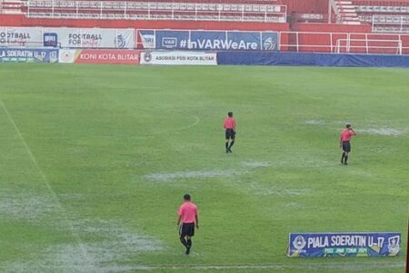 Arema FC Pertanyakan Kondisi Lapangan Soepriadi Blitar Usai Piala Soeratin U-17 Foto BeritaJatim.com