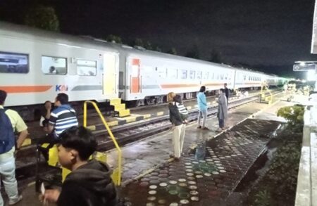 Sempat Terendam Banjir, Jalur KA di Stasiun Kesamben Blitar Kembali Normal Foto BeritaJatim.com