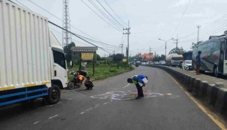 Senggolan Truk Box, Pengendara Motor Tewas Terlindas Tronton di Jalan Elak Mojokerto Foto BeritaJatim.com