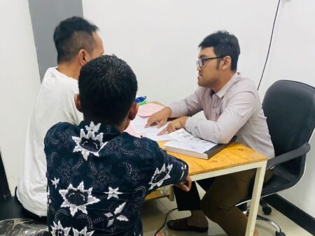 Diduga Korupsi Dana Desa, Mantan Kades di Mojokerto dan Barang Bukti Dilimpahkan ke Kejari Foto BeritaJatim.com