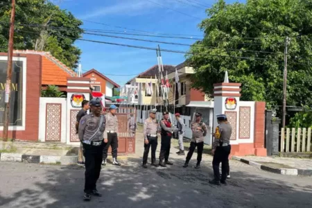 Ratusan Personel Amankan Rekapitulasi Pilkada 2024 di KPU Magetan Foto BeritaJatim.com