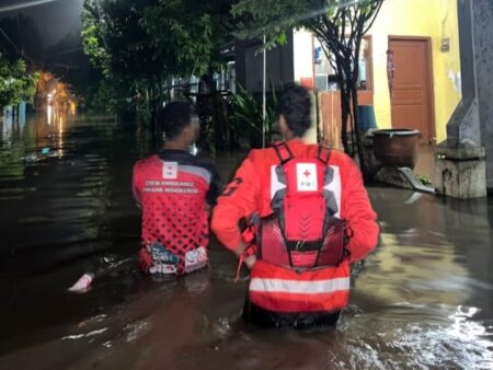 Anak Sungai Sadar Meluap, 2 Desa di Mojokerto Kebanjiran Foto BeritaJatim.com