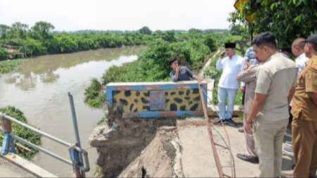 Ambrol Diterjang Air, Wabup Mojokerto Tegaskan akan Bangun Jembatan Emergency Foto BeritaJatim.com