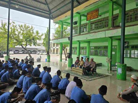 Polantas Gresik Datangi Ponpes Mambaus Sholihin, Ratusan Santri Duduk Menyimak Foto BeritaJatim.com