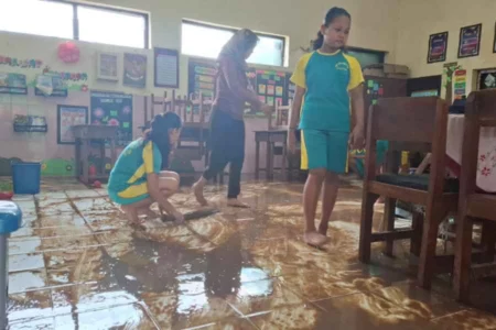Banjir Rendam SD Negeri di Madiun, Ujian Semester Ditunda Foto BeritaJatim.com