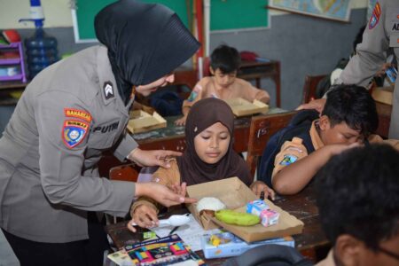 Uji Coba Makan Gratis di Gresik Libatkan Kepolisian Foto BeritaJatim.com