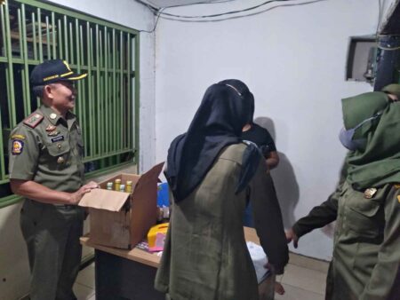 Pulau Bawean Darurat Miras, Satpol PP Gresik Operasi Sejumlah Titik Foto BeritaJatim.com