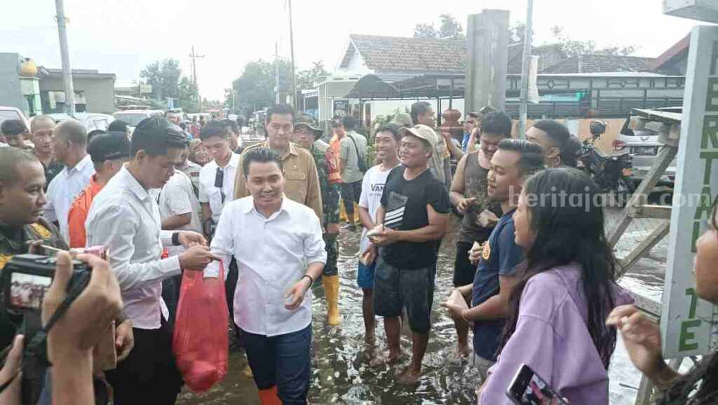 Tinjau Banjir Tempuran, Wabup Mojokerto Petakan Normalisasi Foto BeritaJatim.com