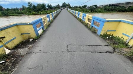 Tiang Penyangga Retak, Jembatan Pagerluyung Mojokerto Ditutup Foto BeritaJatim.com