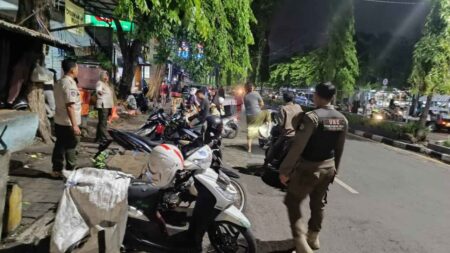 Satpol PP Gresik Tertibkan Jukir Liar dan PKL, Ini Alasannya Foto BeritaJatim.com