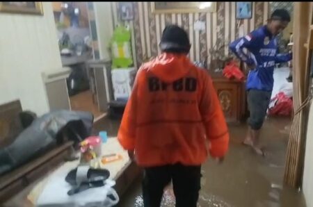 Banjir Kepung Kota, Kantor Bakesbang, Bawaslu, dan Rumah Bupati Jember Kebanjiran Foto BeritaJatim.com