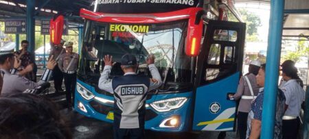 Minimalisir Kecelakaan, Petugas Gabungan Lakukan Ram Chek Kendaraan di Terminal Lamongan Foto BeritaJatim.com