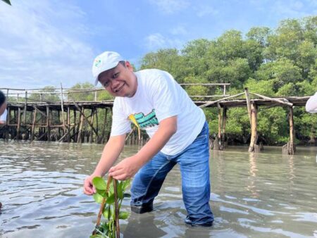 PTPN I Regional 4 Tanam Ribuan Pohon, Perkuat Komitmen Lestarikan Lingkungan Foto BeritaJatim.com