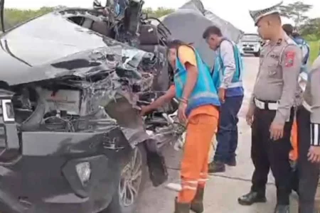 Innova Tabrak Truk Garam di Tol Ngawi, 1 Penumpang Meninggal Foto BeritaJatim.com