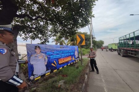 Tekan Angka kecelakaan Jelang Nataru, Polres Pelabuhan Perak Pasang Peringatan di Jalur Tengkorak Foto BeritaJatim.com